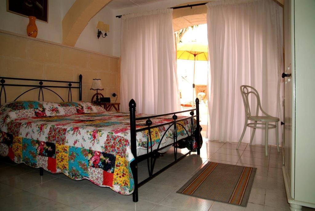 Anna Karistu Accommodation Kerċem Chambre photo
